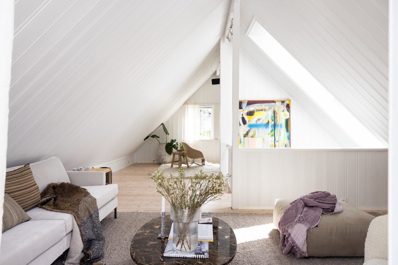 Store takvinduer slipper inn rikelig med naturlig lys og gir en luftig atmosfære. Galleribilde