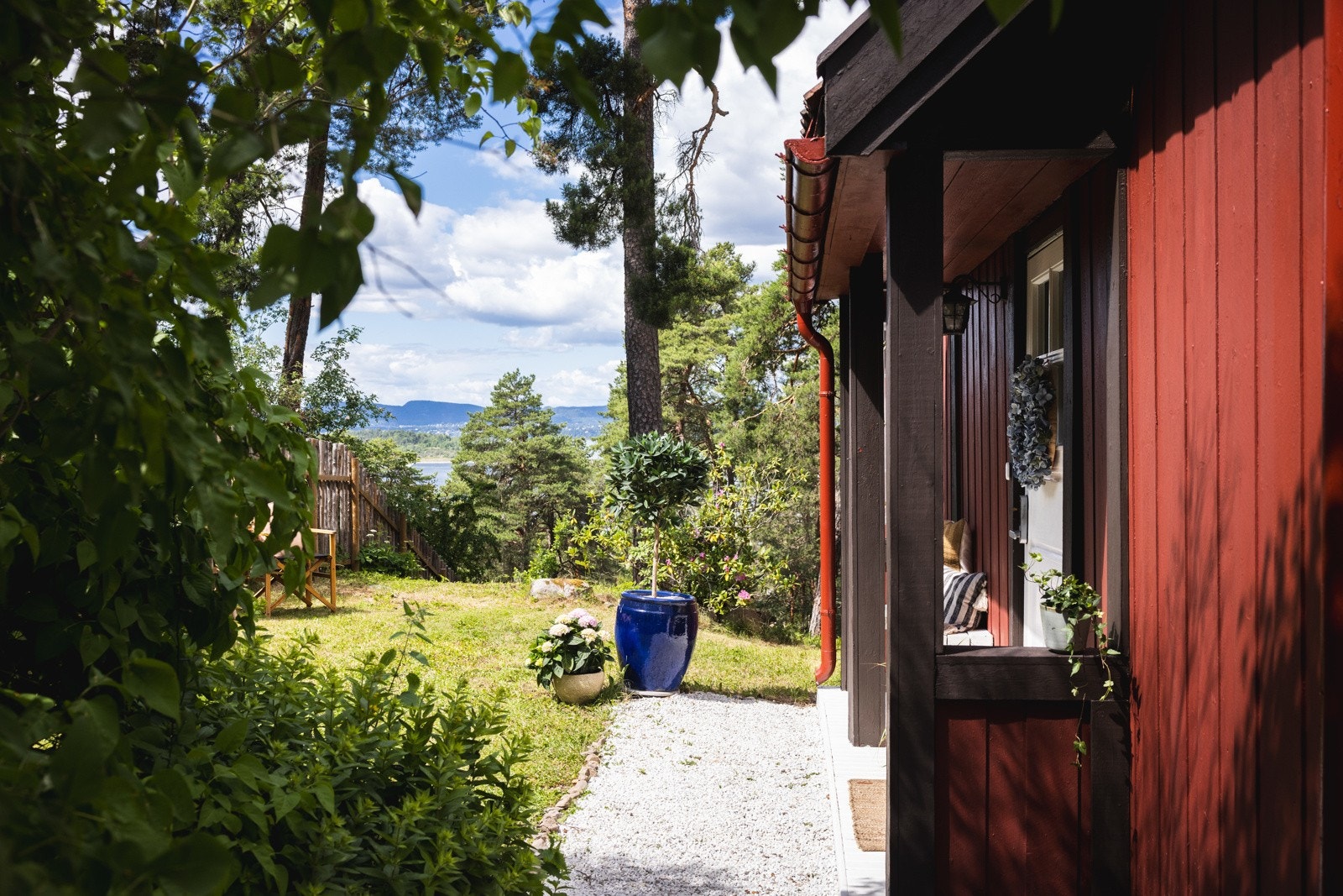 Velkommen til denne flotte eiendommen som tilbyr en romslig og idyllisk bolig med en fantastisk beliggenhet og imponerende fjordutsikt. Galleribilde