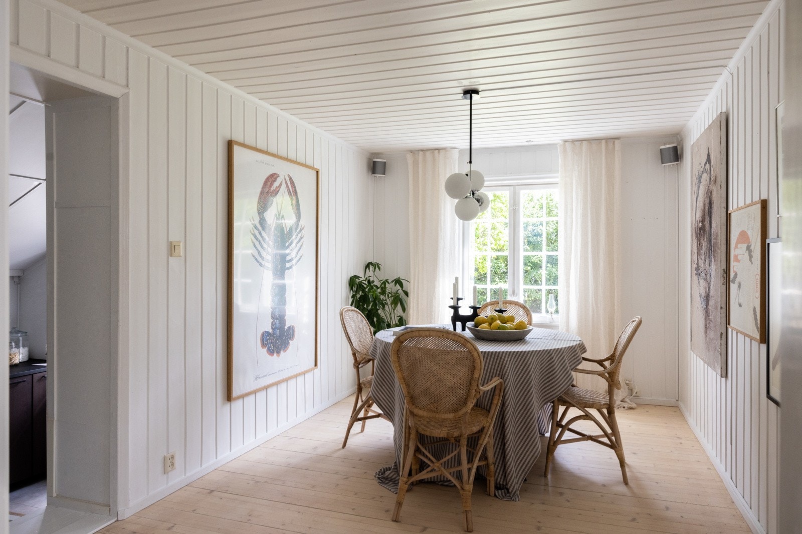 Spisestuen er lys og trivelig, perfekt for både hverdagsmiddager og sosiale sammenkomster. Galleribilde