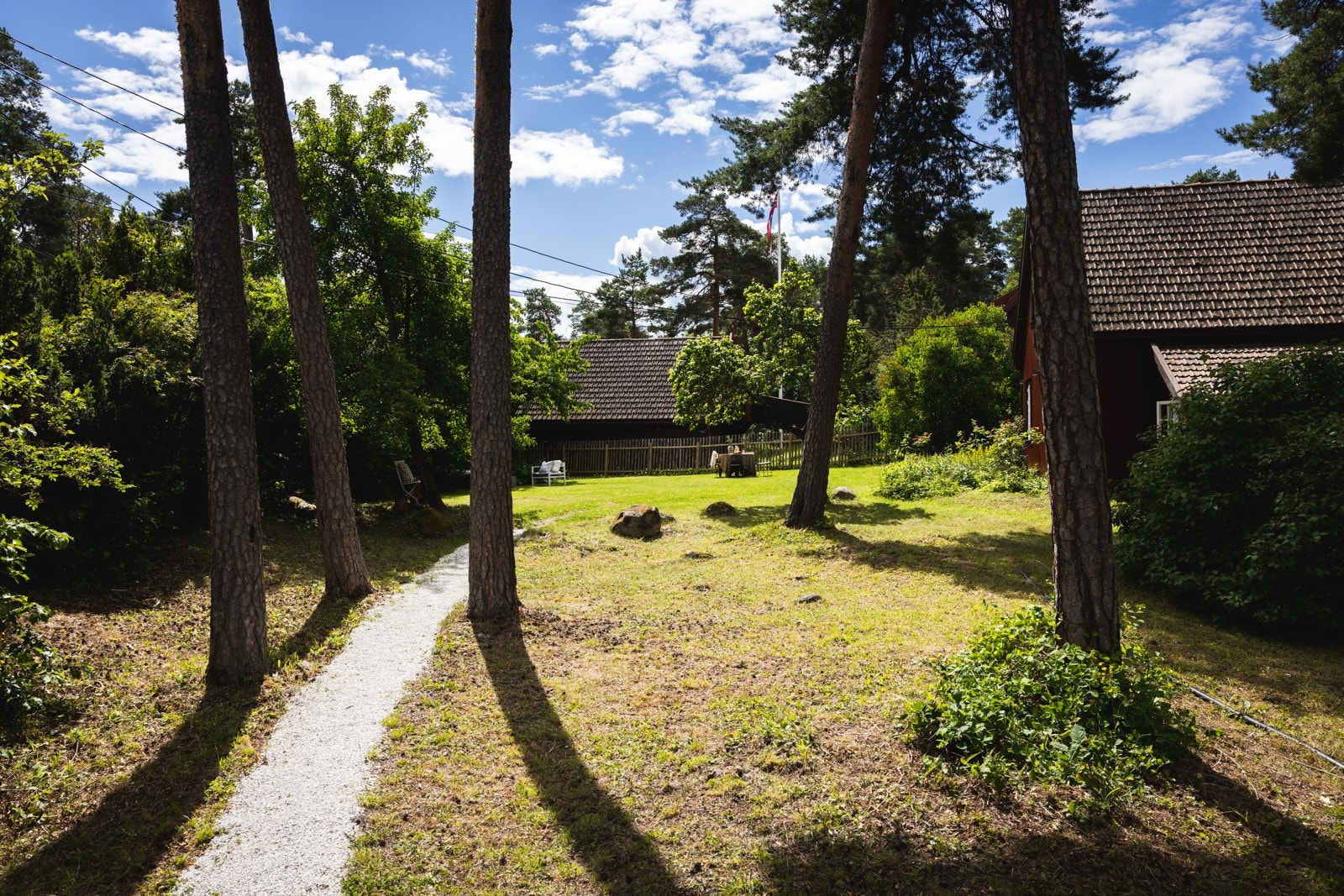 Hagen er godt vedlikeholdt og gir et frodig og innbydende preg til eiendommen. Galleribilde