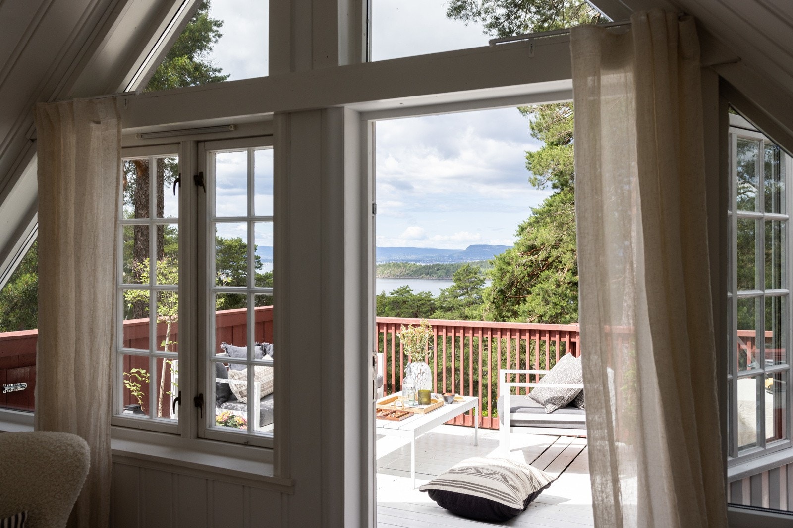 Herfra kan man også nyte den flotte utsikten over fjorden. Galleribilde