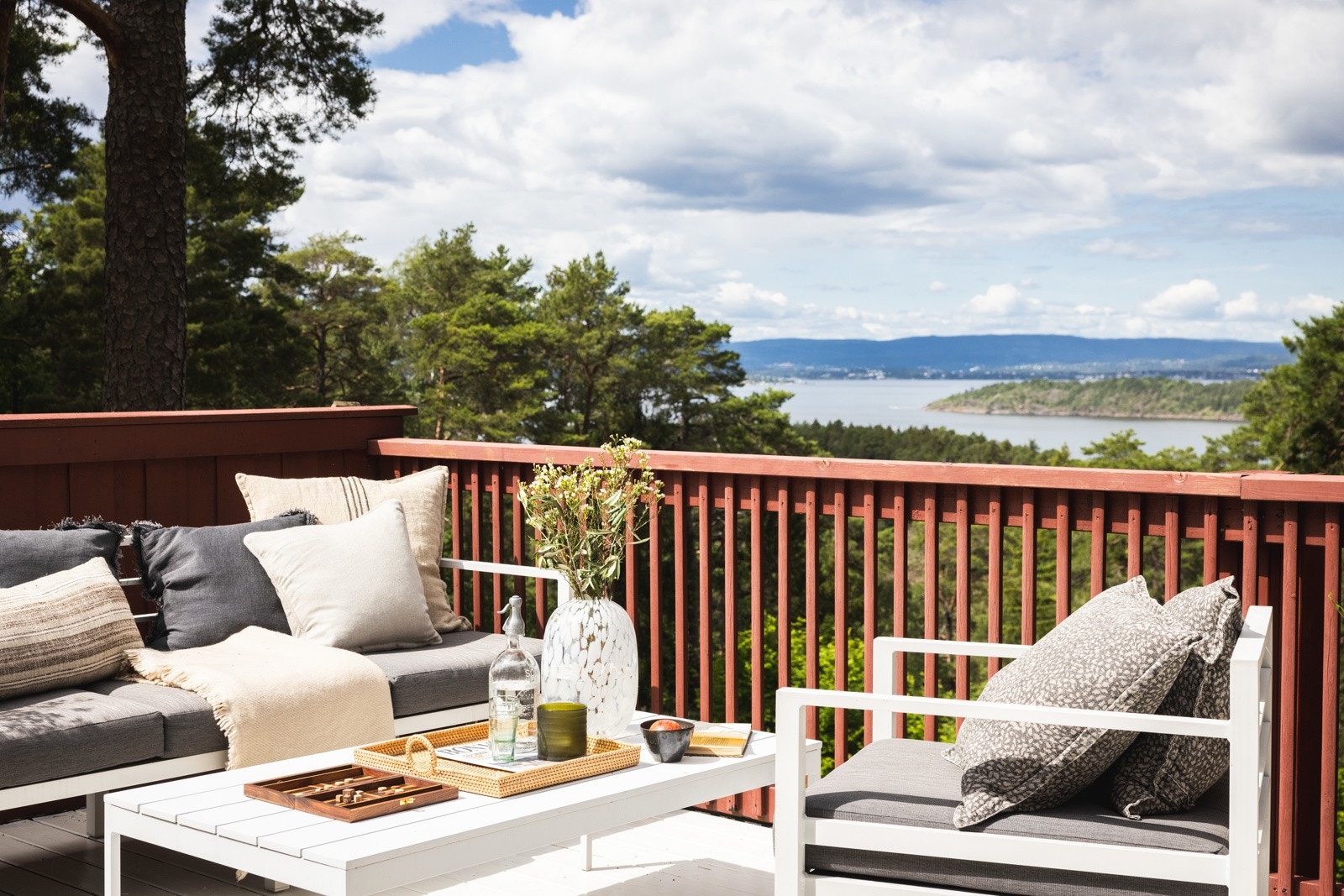 En stor og unik eiendom med 3 måls tomt og solrik terrasse med fjordutsikt. Galleribilde
