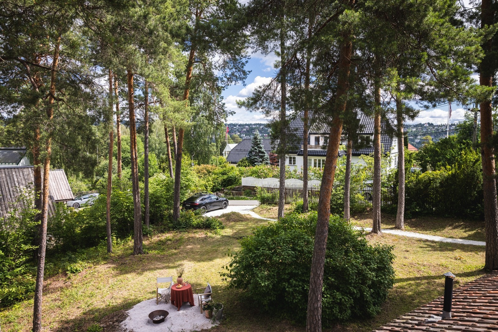 Dette er et naturskjønt, attraktivt villaområde med lite biltrafikk og få meter til sjøen. Galleribilde
