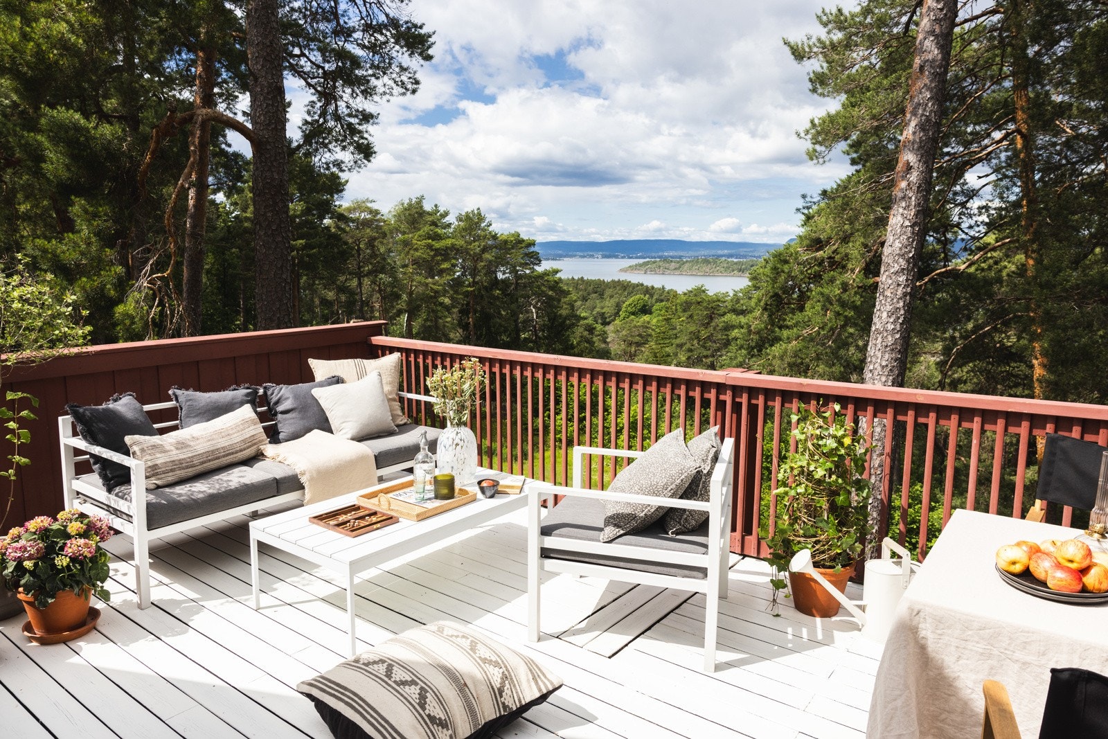 Denne terrassen er ikke bare et utendørs rom, men oppleves som et ekstra stueområde der man virkelig kan slappe av og nyte solforholdene. Galleribilde