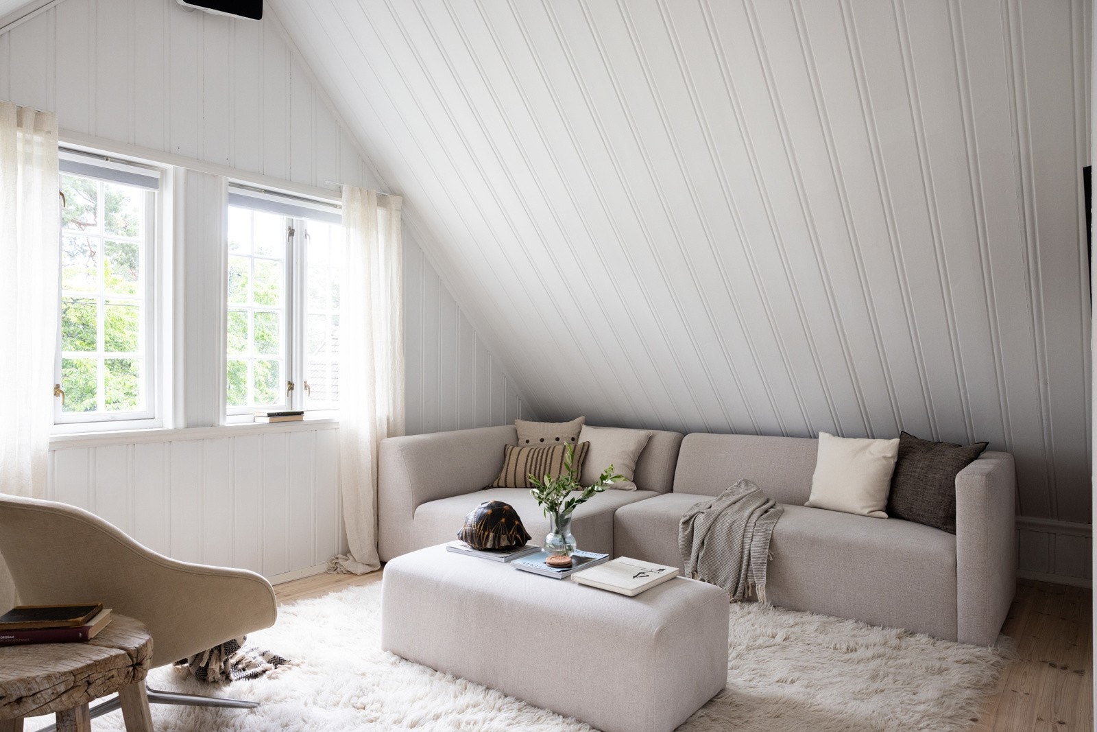 Idag er loftstuen innredet med hele to sofagrupper, bord, stoler og tv. Galleribilde