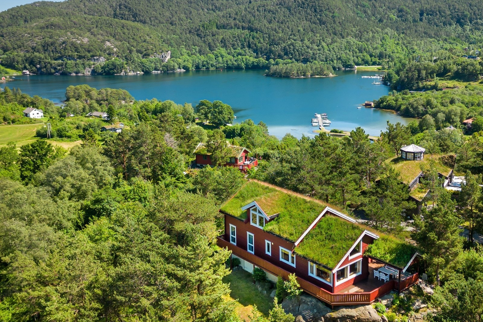 Eiendommen har en meget god beliggenhet, med kort reisevei fra Bergen, i et tilbaketrukket og velorganisert felt med både boliger og fritidsboliger. Galleribilde
