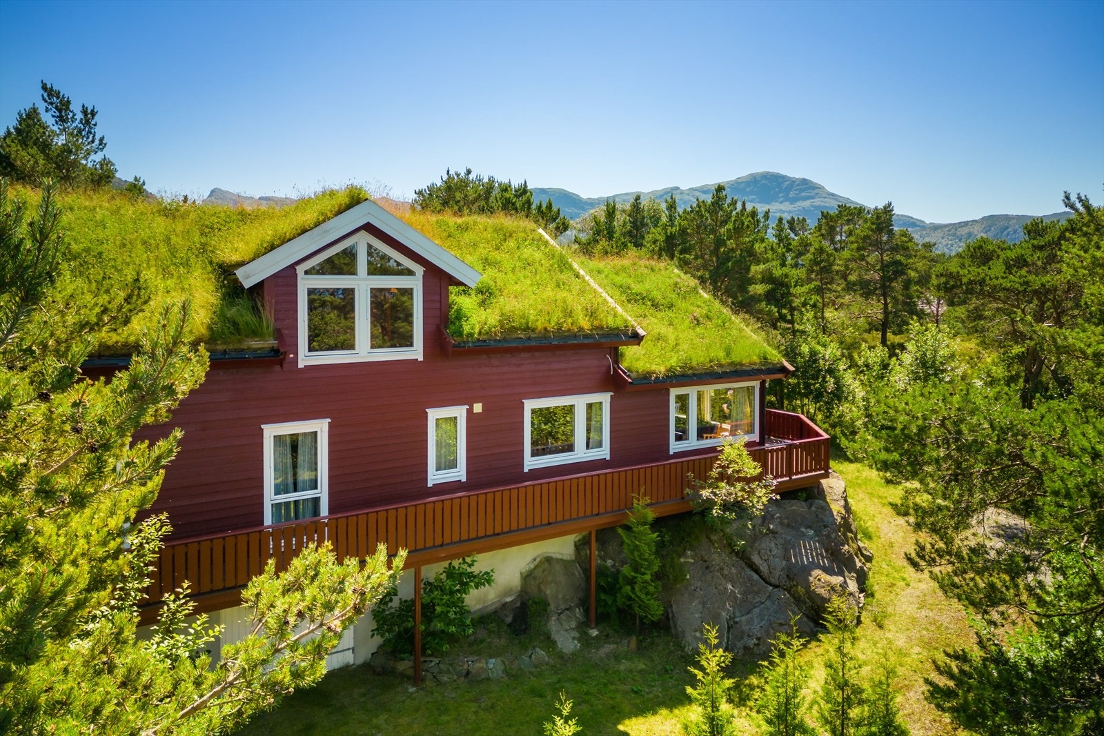 Boligen har en høy og fin beliggenhet på et høydedrag, som gir gode sol- og utsiktsforhold. Galleribilde