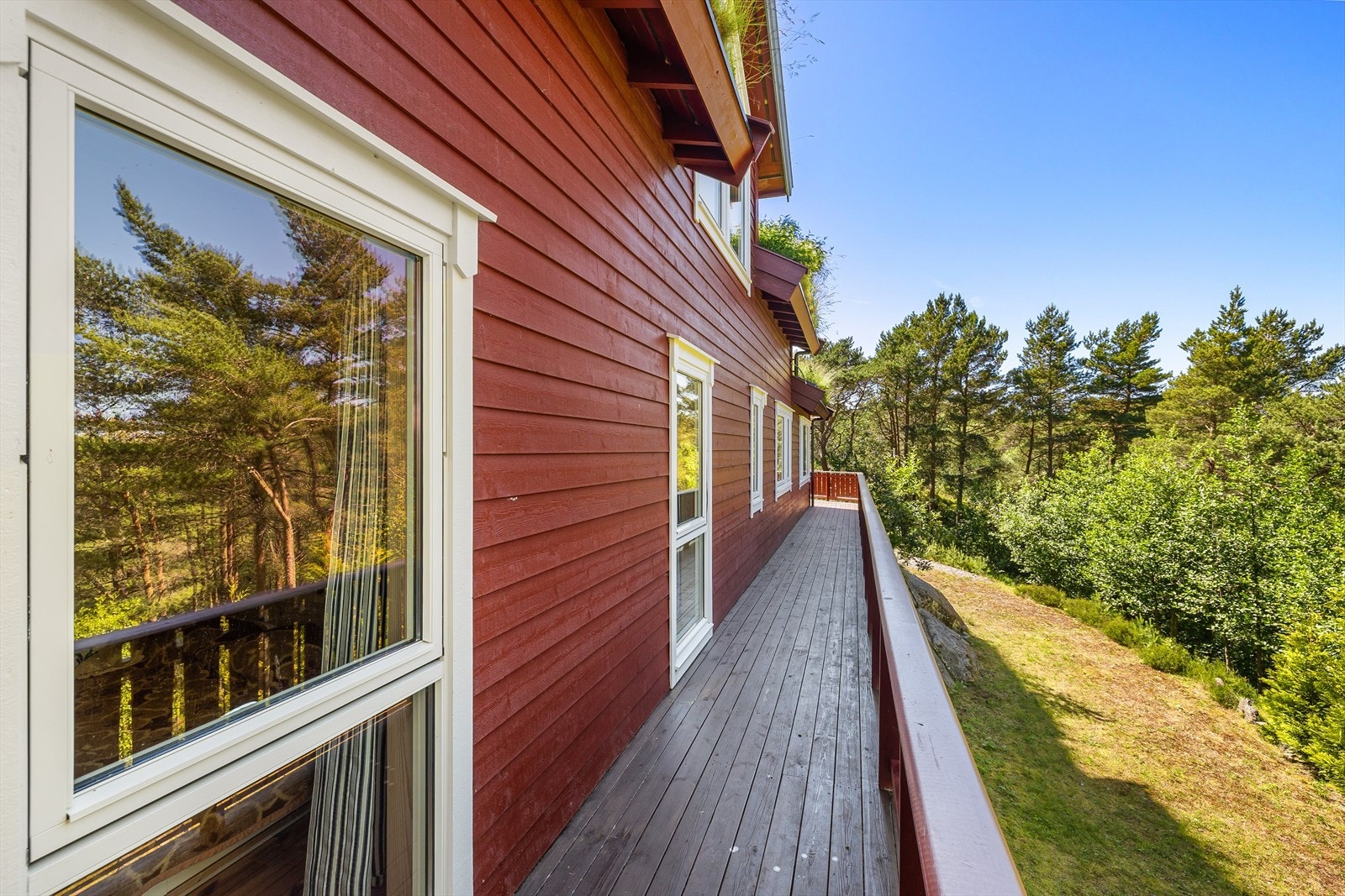 Rundt boligen er det opparbeidet plen, og tomten fremstår ellers som naturtomt. Galleribilde