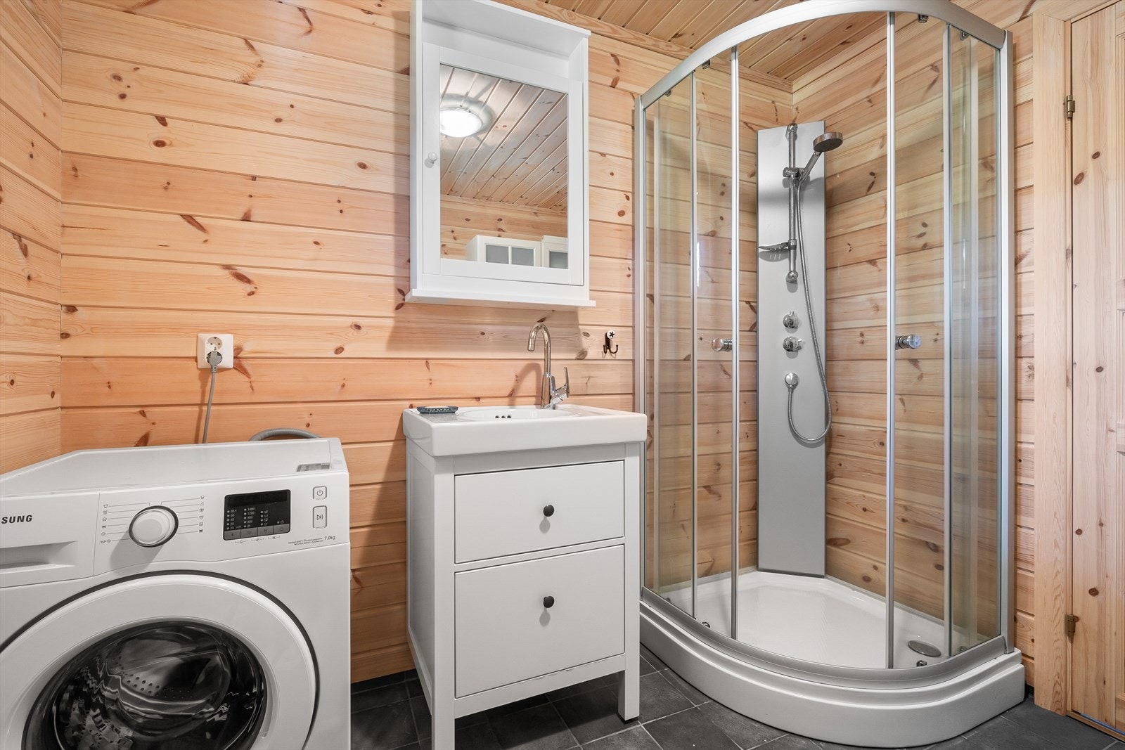 Det andre badet har også panel på vegger og det flislagt gulv. Galleribilde