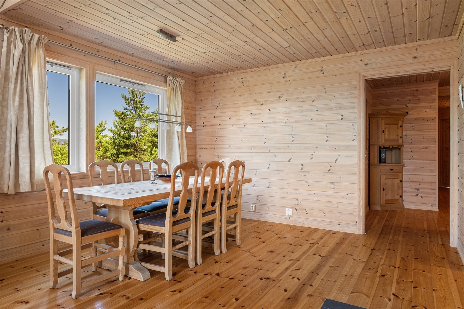 Overflatene består av et pent tregulv og panel på vegger og himling - noe som er gjennomgående for boligen. Galleribilde