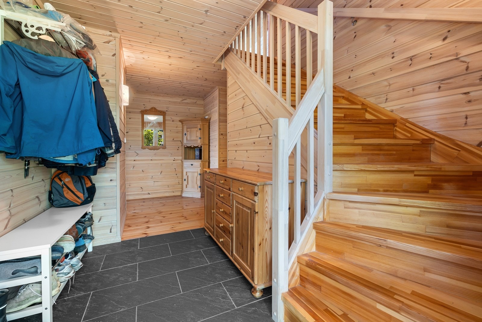 Det er god plass til å henge fra seg yttertøy og plassere sko i entréen. Galleribilde