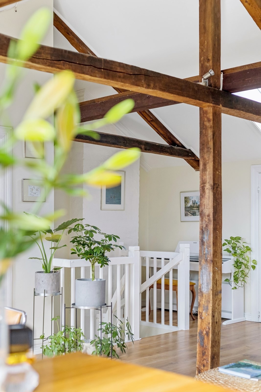 Lekre takbjelker i loftsetasjen Galleribilde