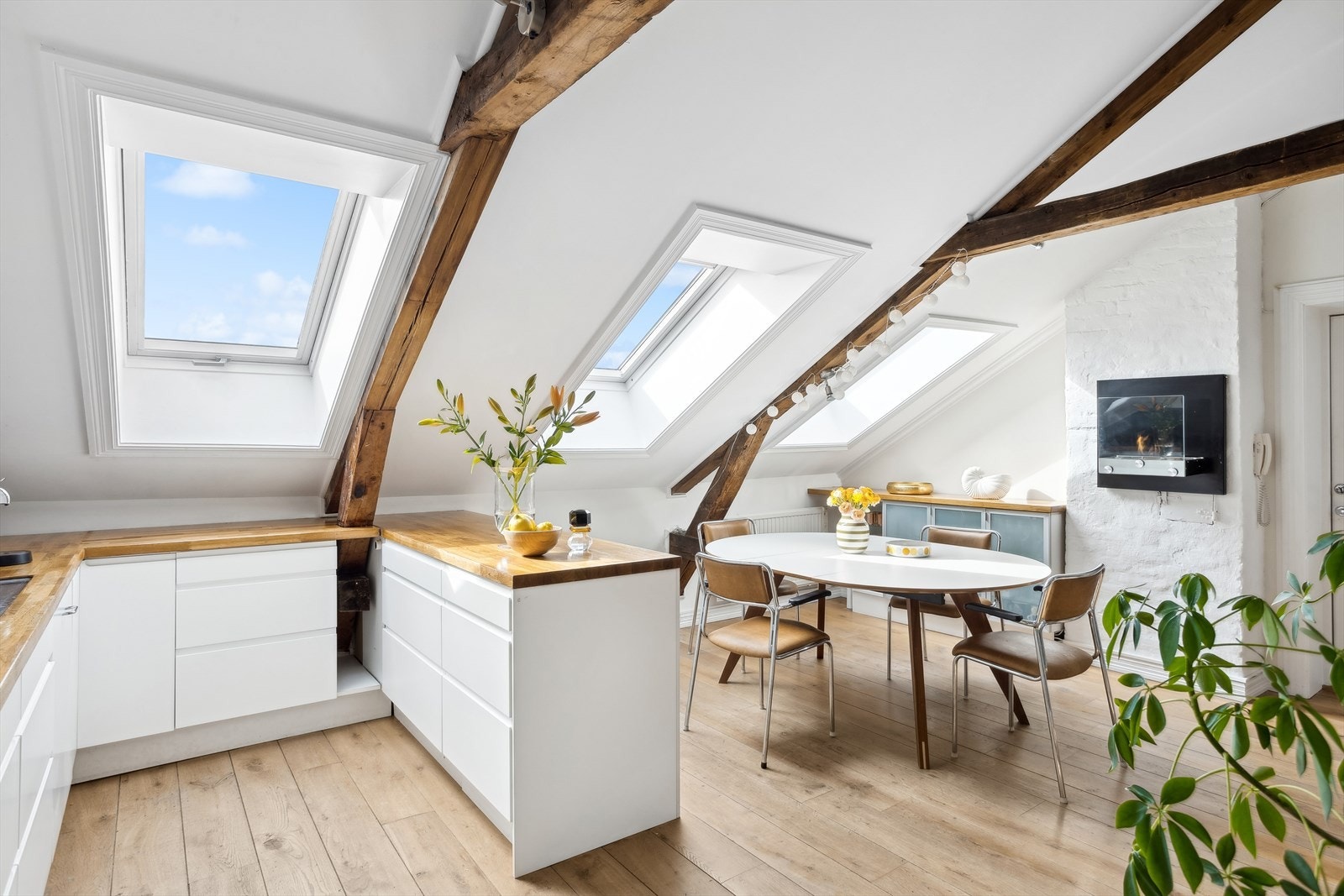 Den praktiske planløsningen gir deg mulighet til å være sosial også under kokkeleringen Galleribilde