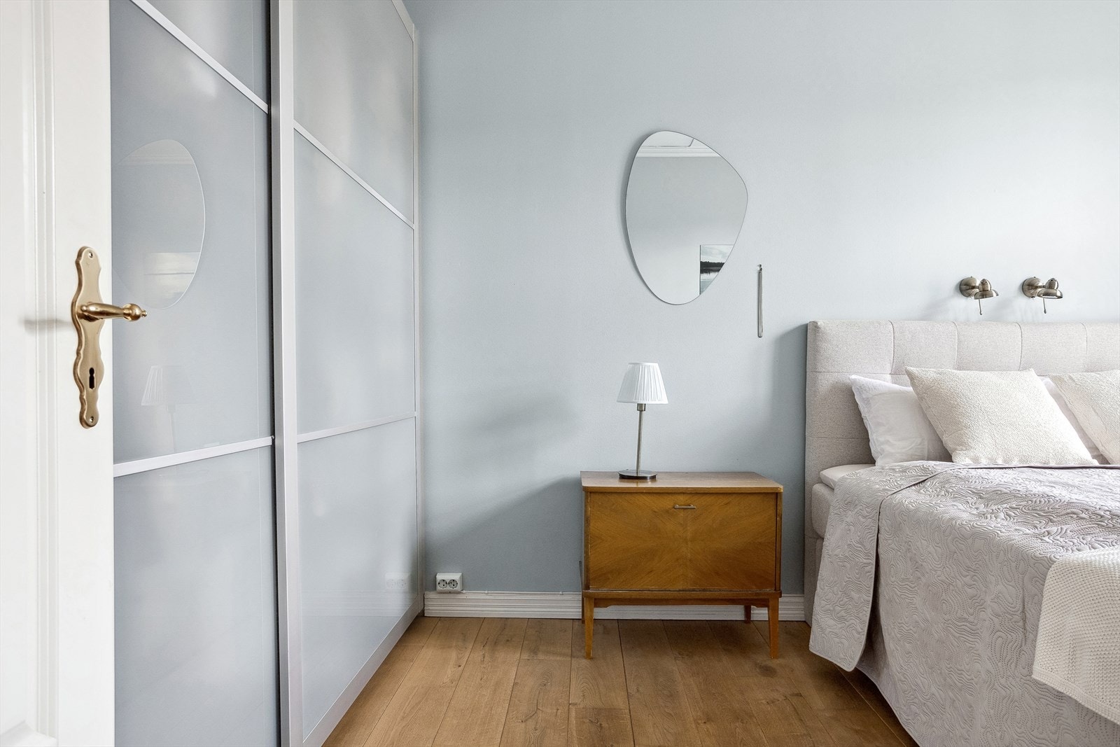 Rommet har god plass til dobbeltseng, nattbord og stor skyvedørsgarderobe Galleribilde