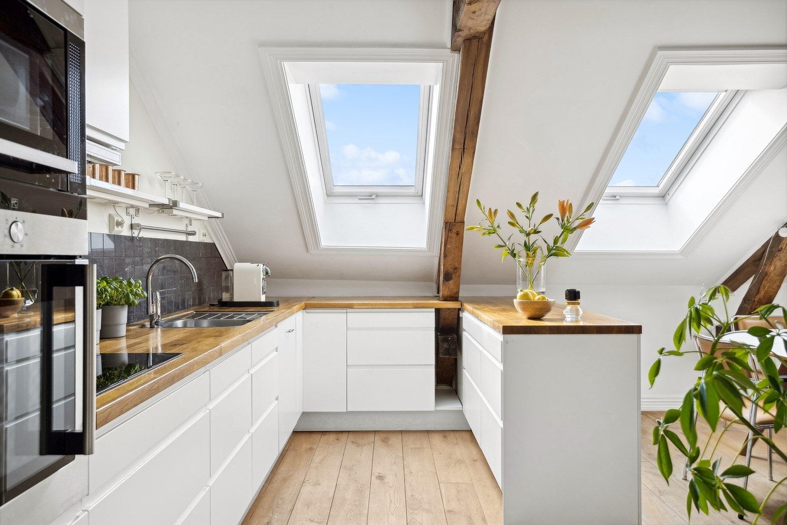 Kjøkkenet byr på en fin kombinasjon av skap- og benkeplass, som gjør det enkelt å tilberede et hvert måltid Galleribilde