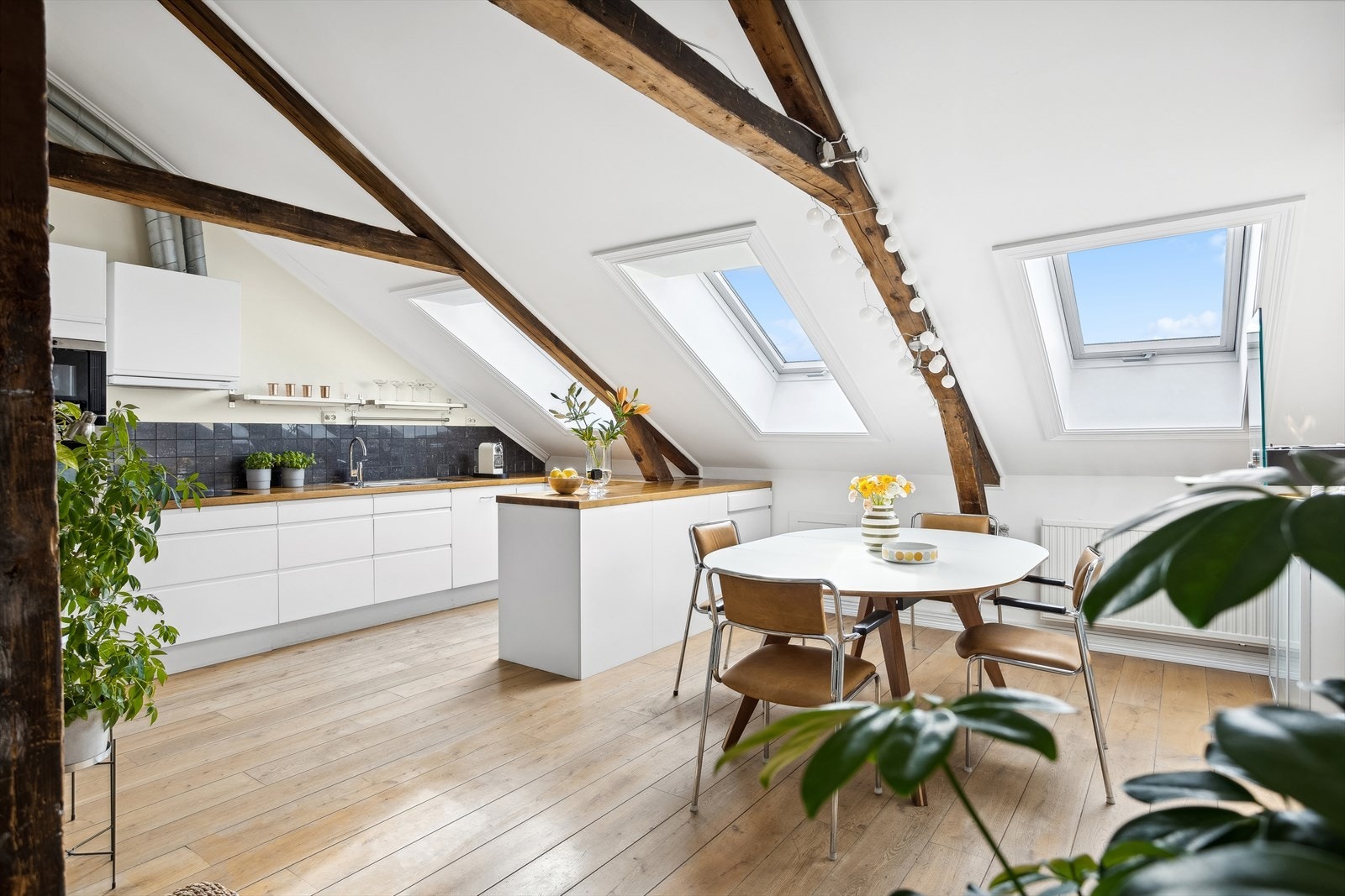 I loftsetasjen er det god plass til stor spisebord i naturlig tilknytning til kjøkkenet Galleribilde
