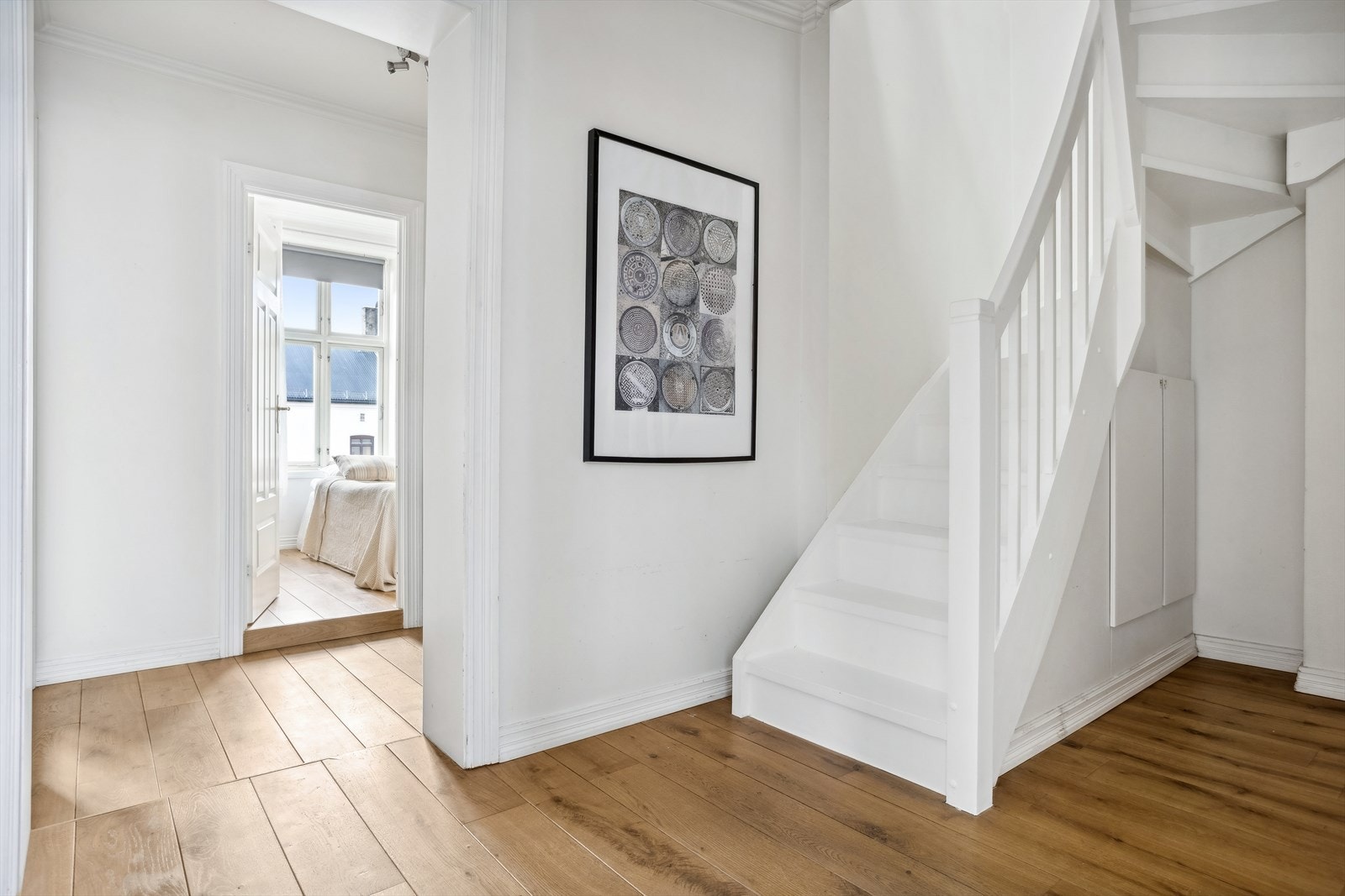 Fra gangen har man tilgang til alle rommene i 4.etg samt trappeadgang til boligens øverste plan. Praktisk oppbevaringsplass under trapp Galleribilde