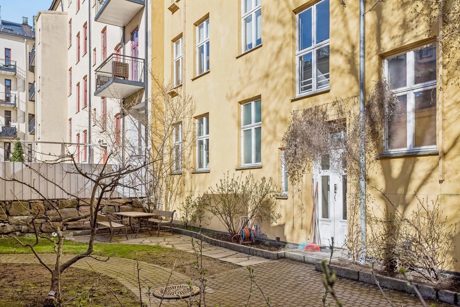 Pent opparbeidet bakgård der solen kan nytes varme sommerdager Galleribilde