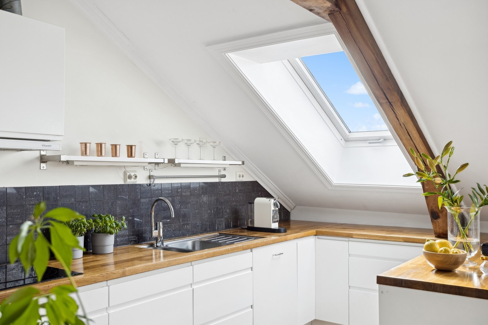 Takvinduet slipper inn godt med lys på kjøkkenet Galleribilde