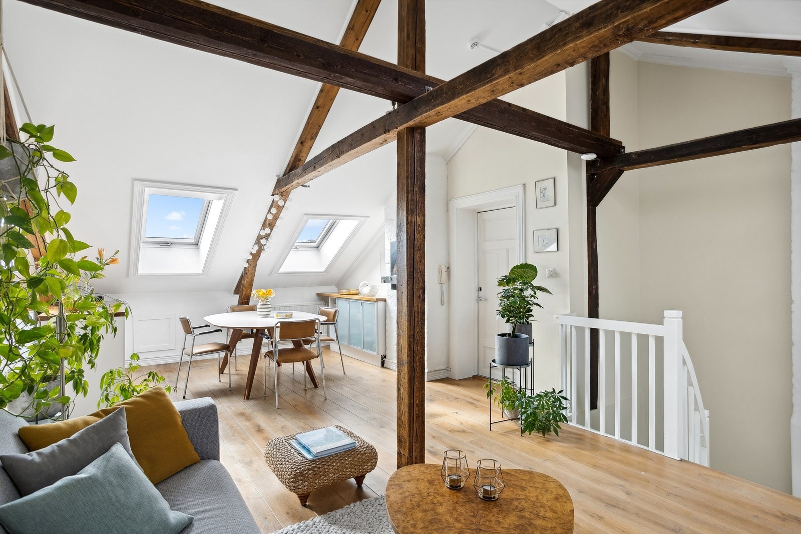 Kombinasjonen av den gode takhøyden, de originale bjelkene og de store takvinduene skaper en unik atmosfære i rommet Galleribilde