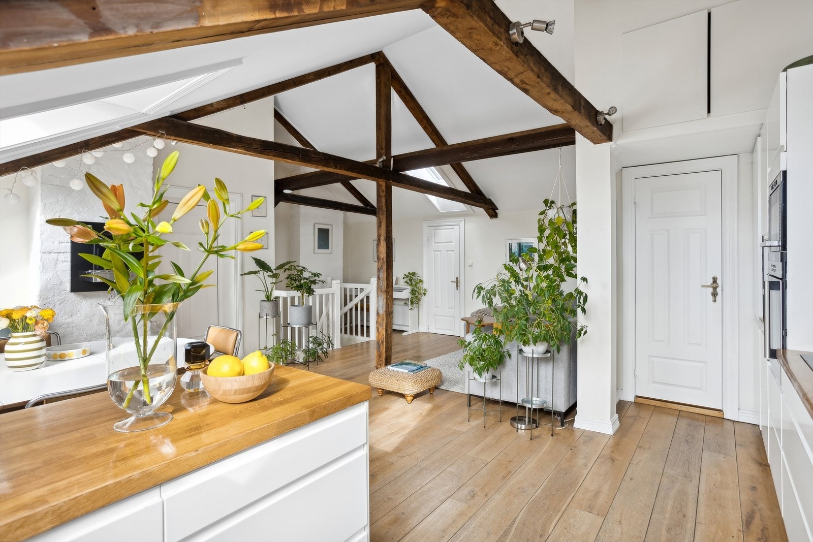 Fra kjøkkenet har man tilgang til ett av boligens to bad Galleribilde