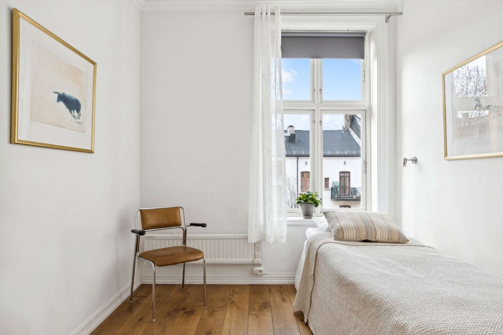 Soverom I vender mot rolig bakgård og er innredet som gjesterom Galleribilde