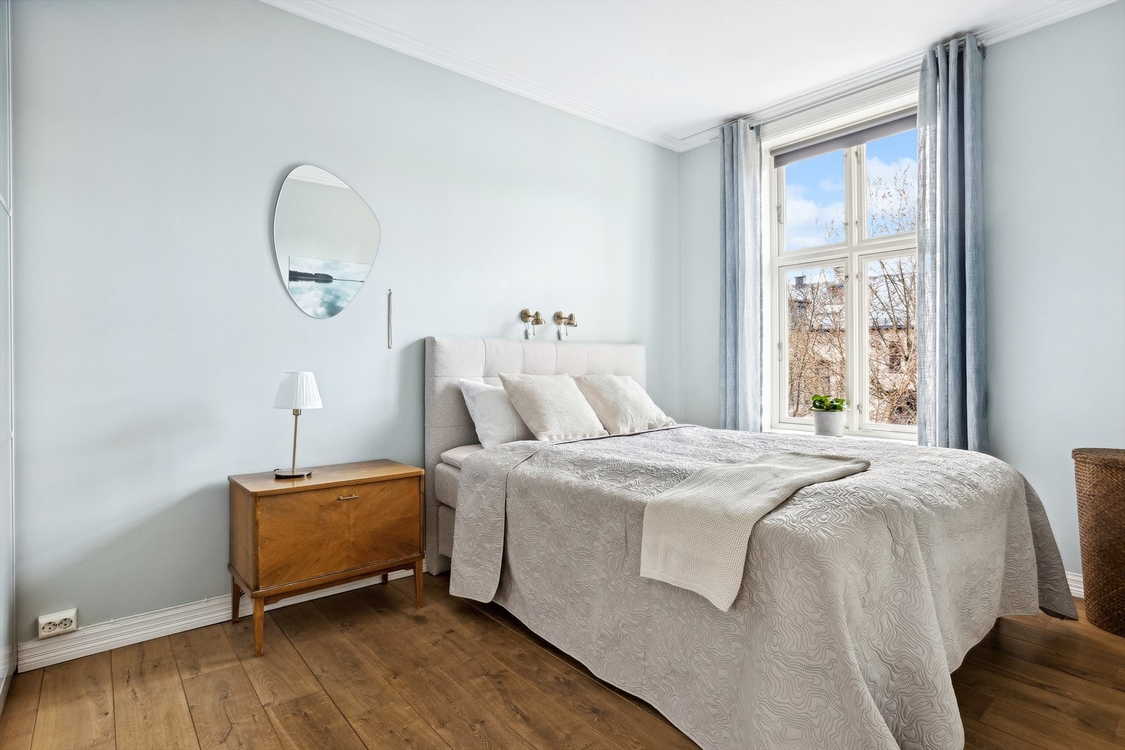 Soverom II- boligens hovedsoverom! Rommet er malt i en behagelig fargetone og vender ut mot rolig bakgård. Galleribilde