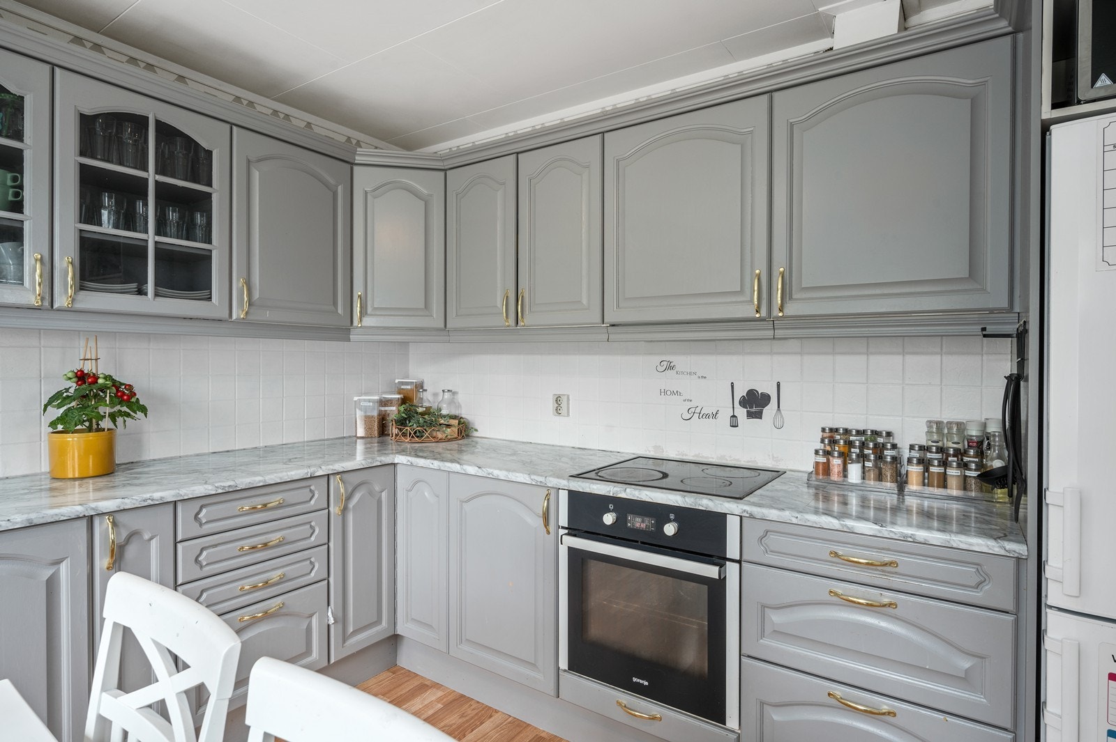 Det er oppvaskmaskin, platetopp og stekeovn. Galleribilde