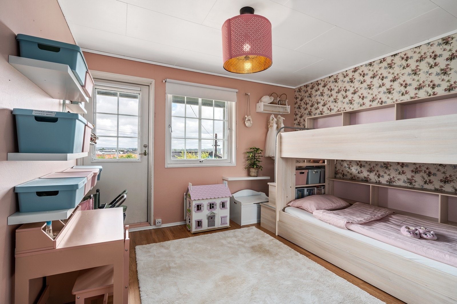 Soverom 1 i underetasje med direkte utgang til uteplass. Galleribilde