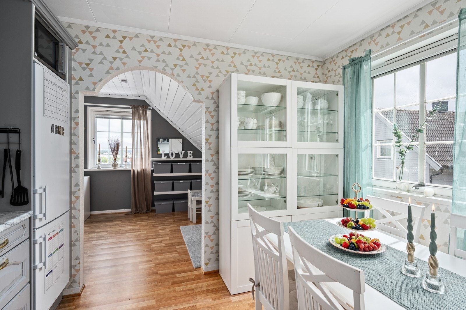 Kjøkkenet ligger delvis avskjermet fra stuen men har samtidig en åpen og luftig romfølelse. Galleribilde