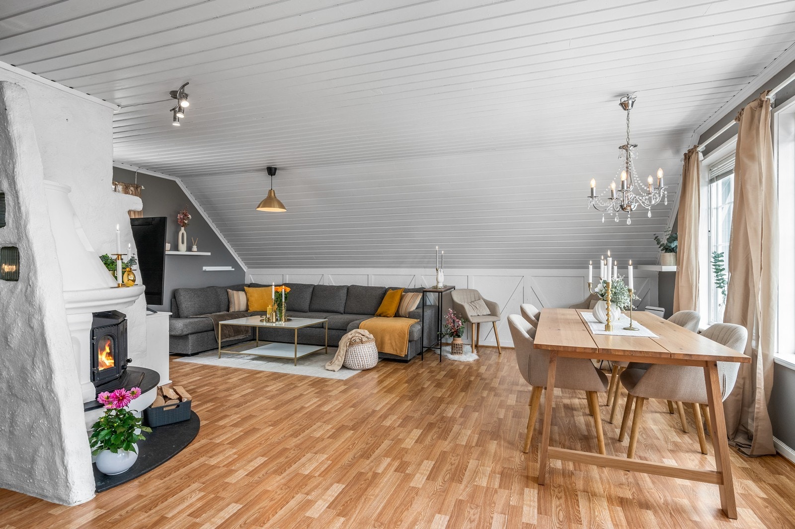 Naturlig plassering av sofahjørne med underholdningssystem. Galleribilde