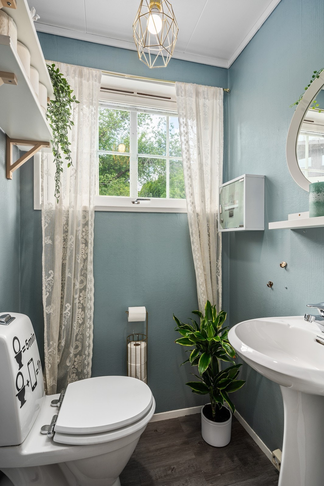 Det er eget separat WC i underetasjen. Galleribilde