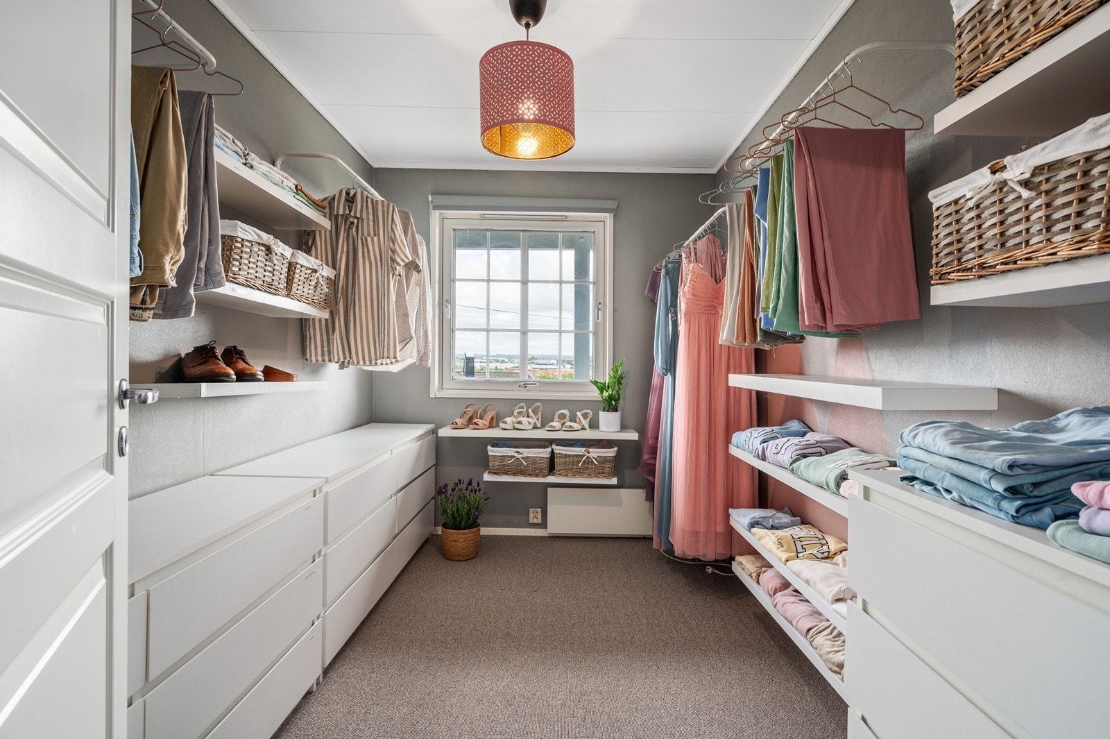 Soverom 2 i underetasjen benyttes i dag som walk in closet. Galleribilde