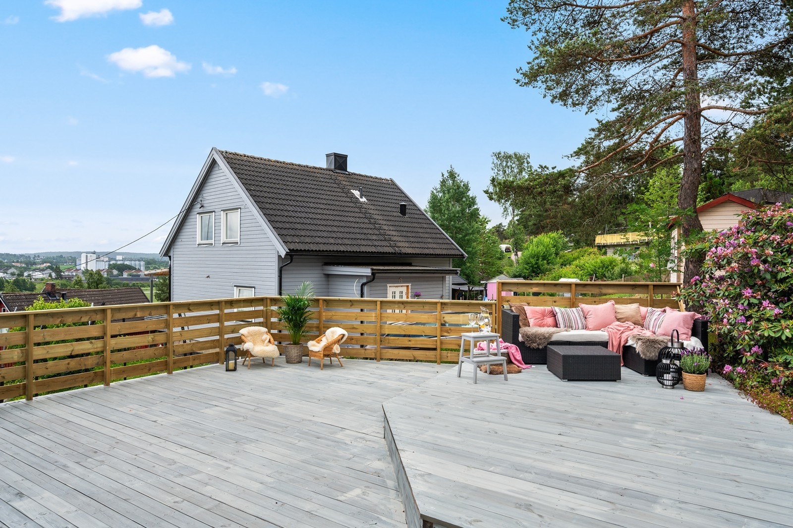 Her er det gode plass til utemøbler man kan bruke på de solfylte dagene. Galleribilde