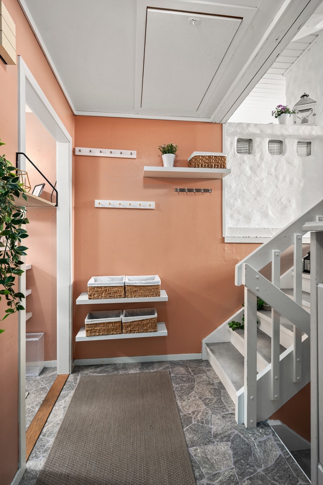 Romslig gang med plass til møbler for yttertøy. Galleribilde