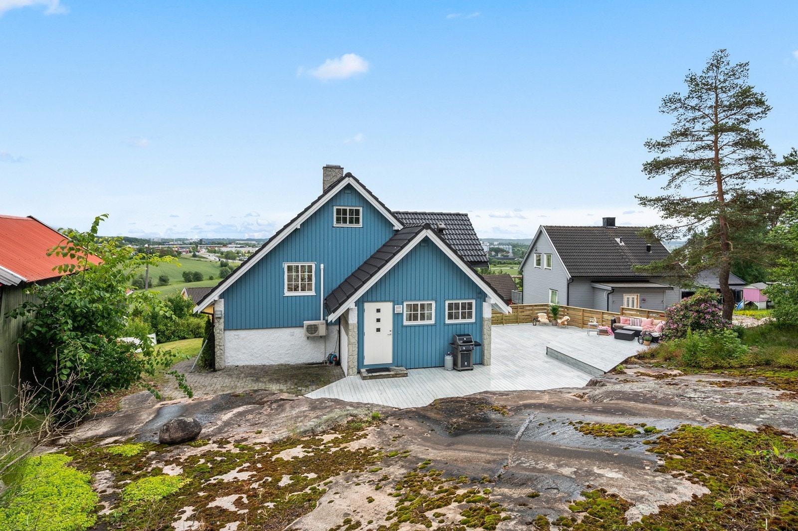 Det er meget romslig terrasse med sol på morgen og kveld. Galleribilde