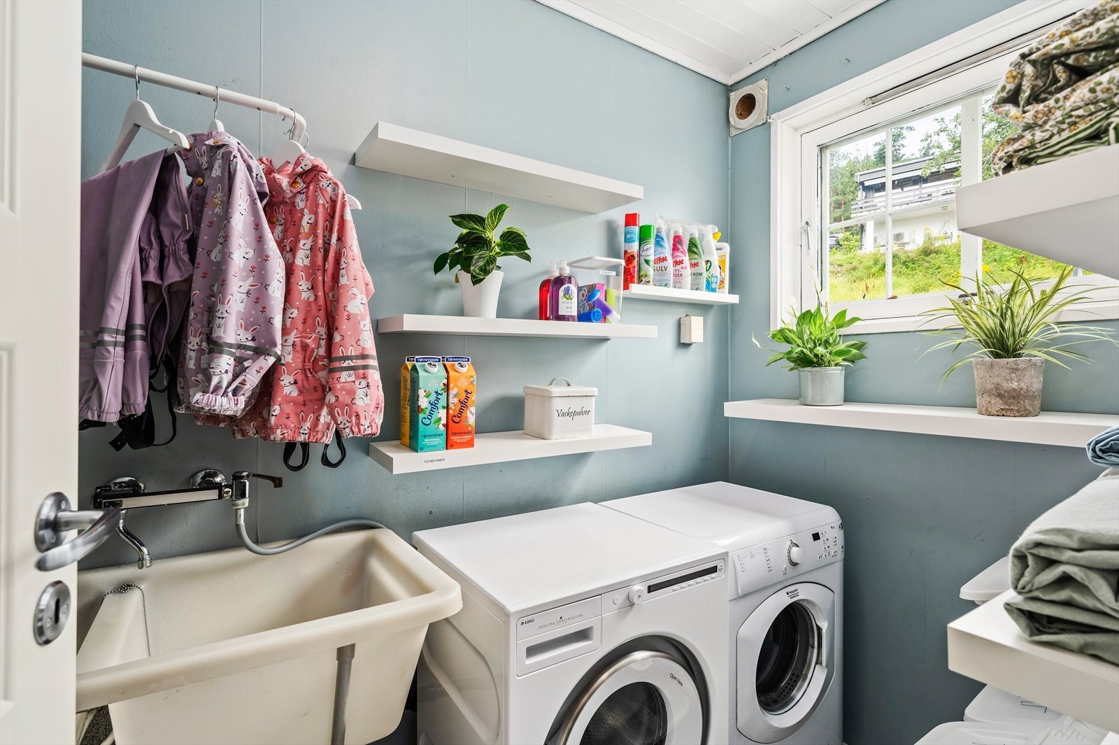 Det er praktisk vaskerom i underetasjen, hvor det er opplegg for vaskemaskin og tørketrommel. Galleribilde