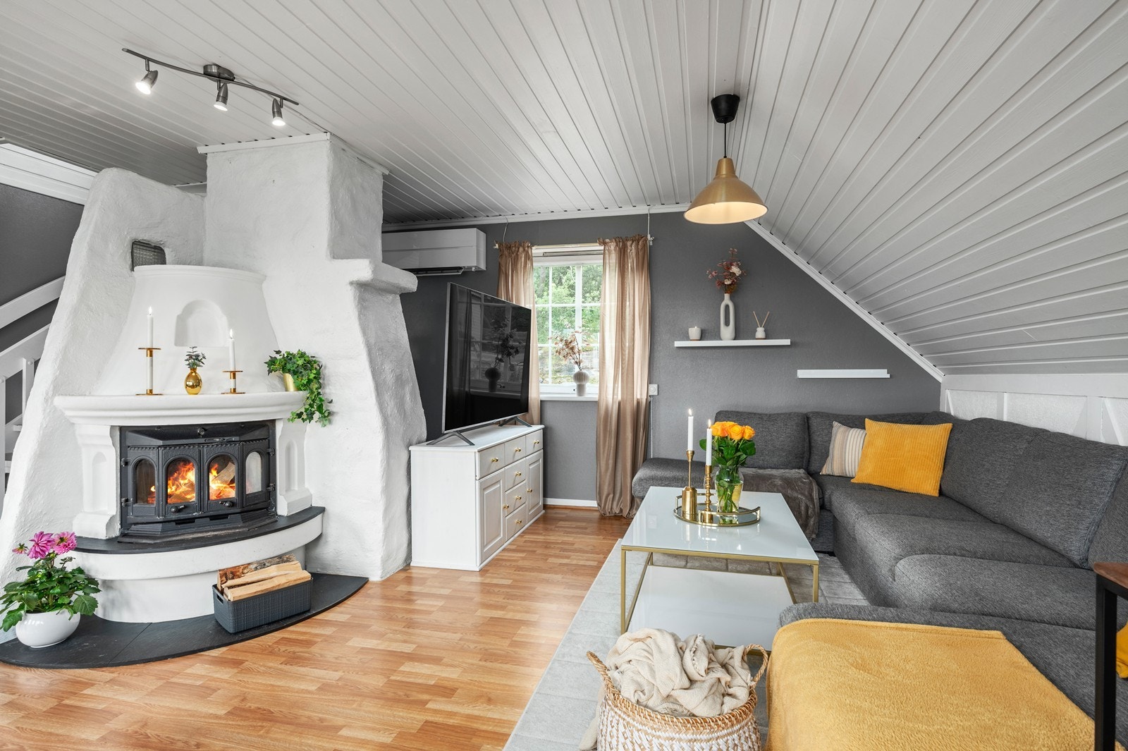 Det er peisovn i stuen for god og lun oppvarming til boligen. Galleribilde