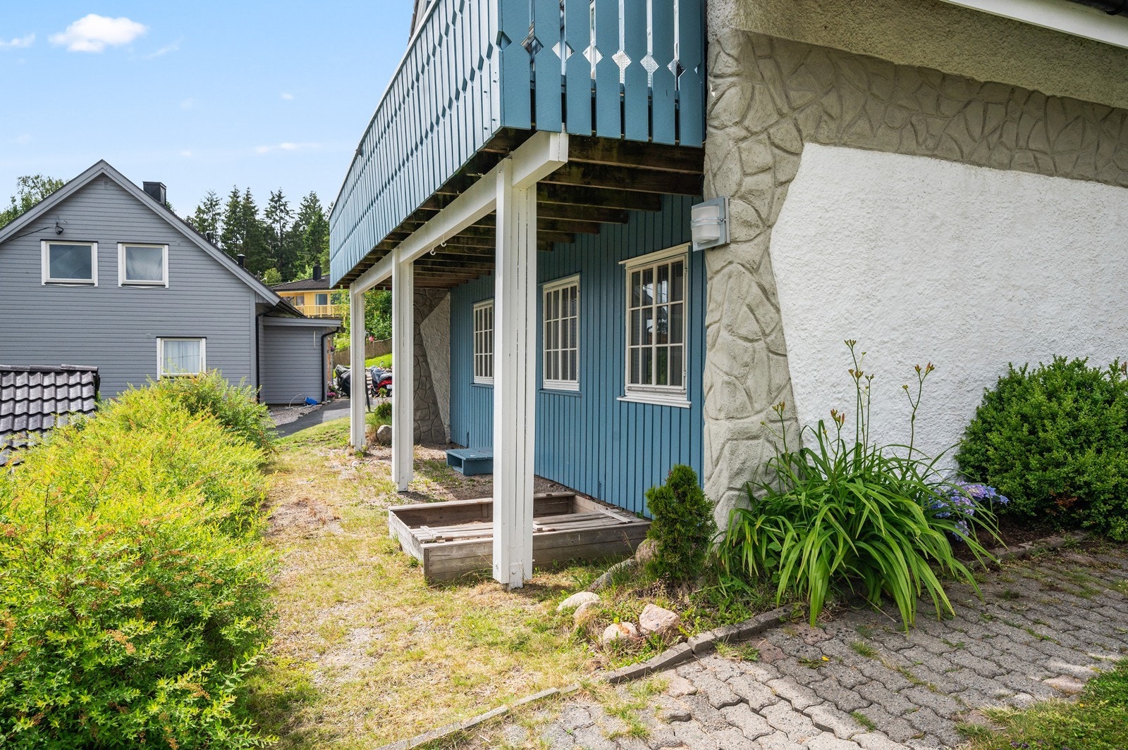 Det er godt med beplantning rundt boligen. Galleribilde