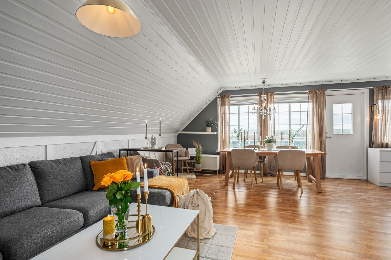 Boligen her en lys stue i 1. etasje med plass til sofagruppe og en hyggelig spisestue. Galleribilde