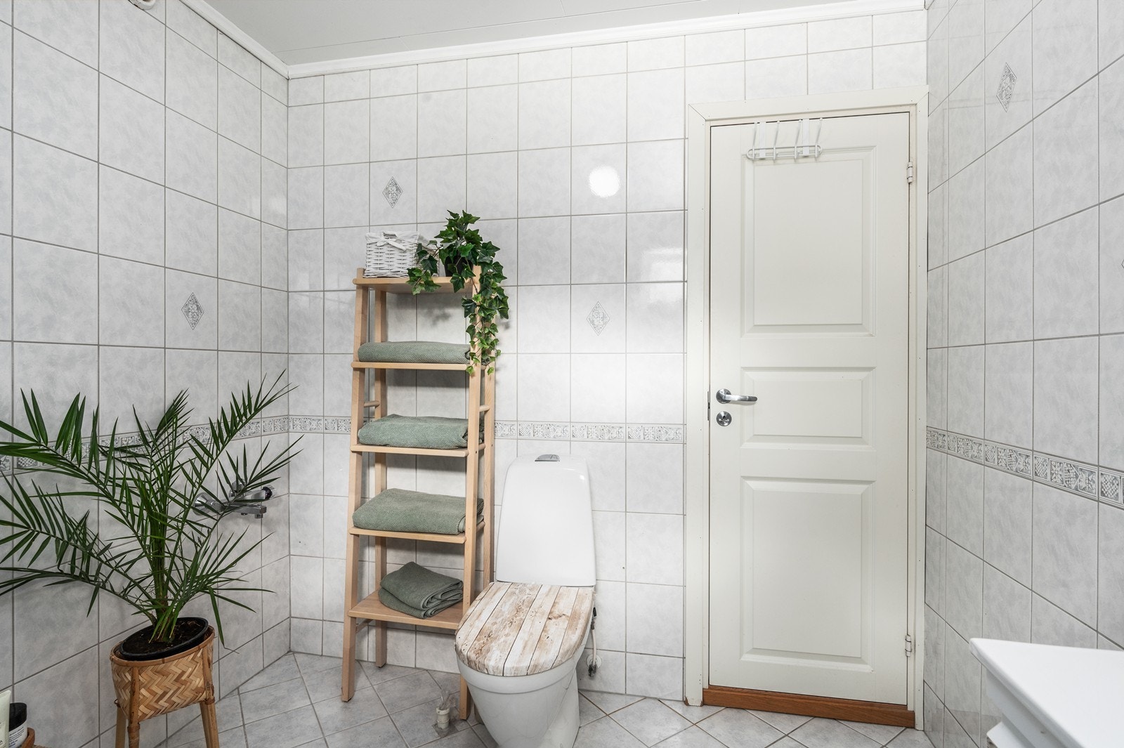 Badet har ellers dusjkabinett og nyere toalett. Galleribilde