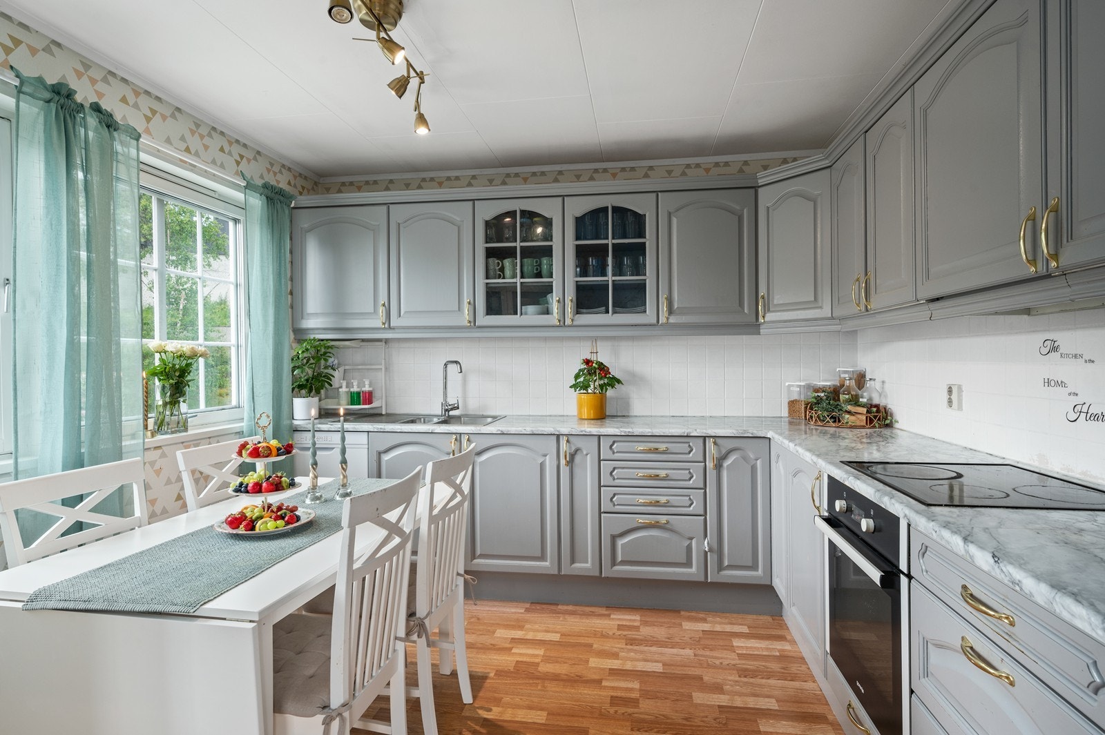 Videre fra stuen er det tilgang til kjøkken med spisebord og stoler. Galleribilde