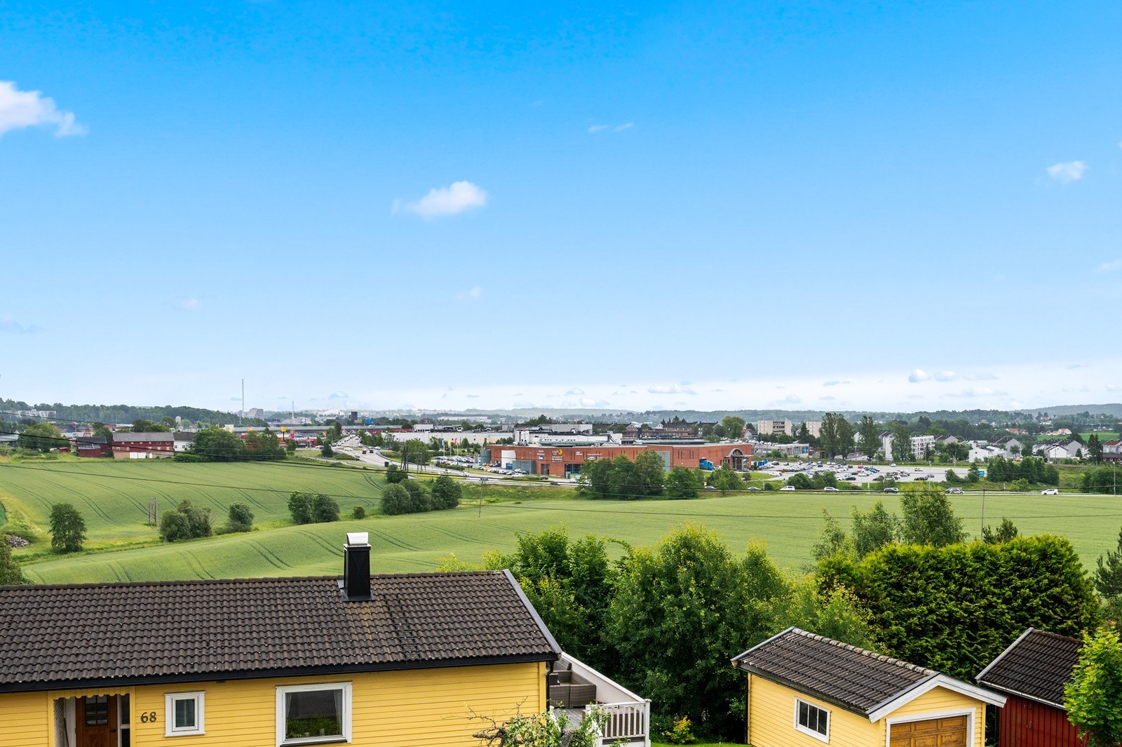 Utsikt mot Sarpsborg Sentrum og Amfi Borg. Galleribilde