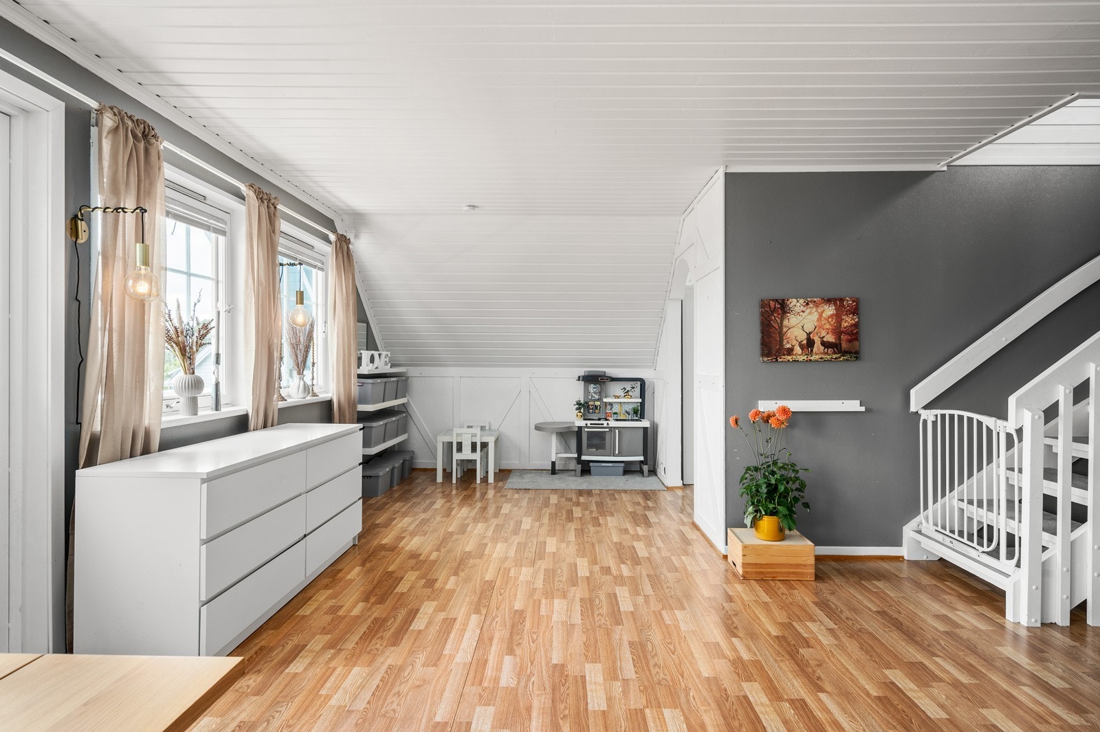 Fra stuen er et trapp opp til loftsetasjen. Galleribilde