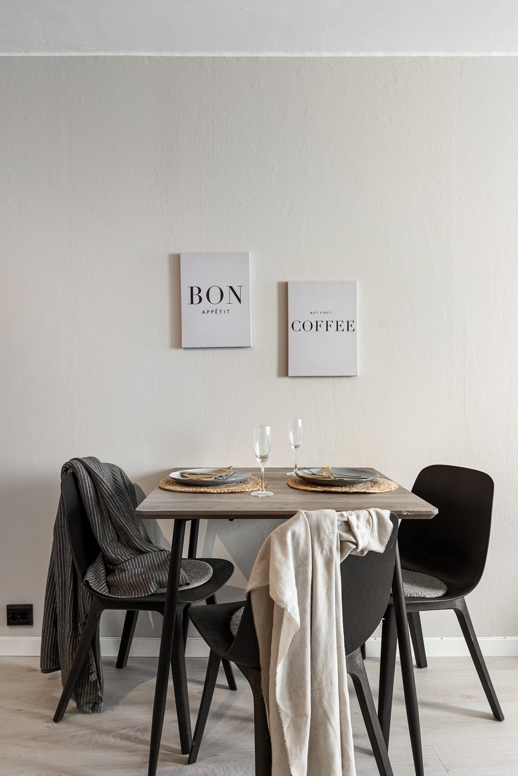 Stuen har god plass til et spisebord. Galleribilde