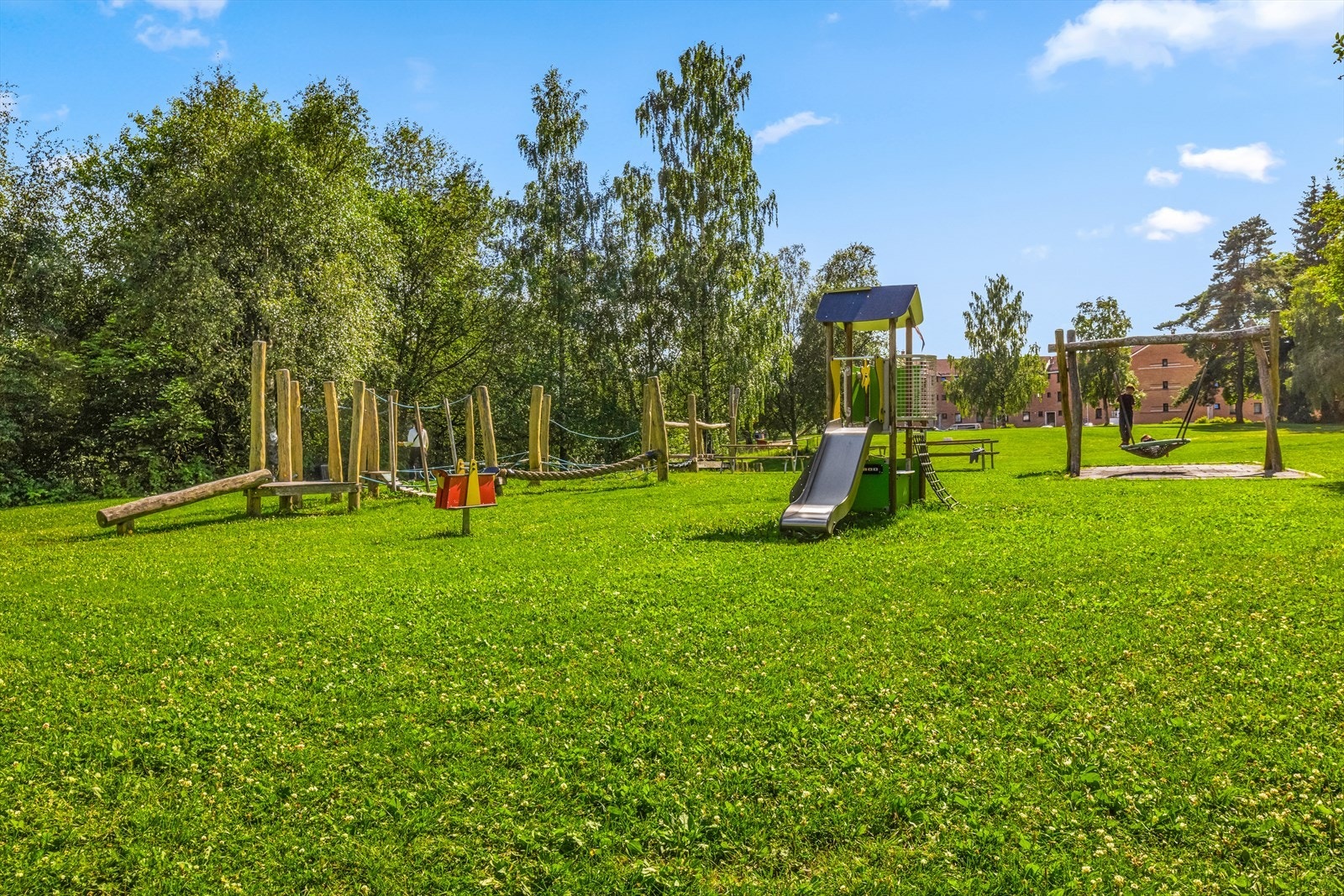 Meget barnevennlig omgivelser med lekeplass og sitte benker i nærheten Galleribilde