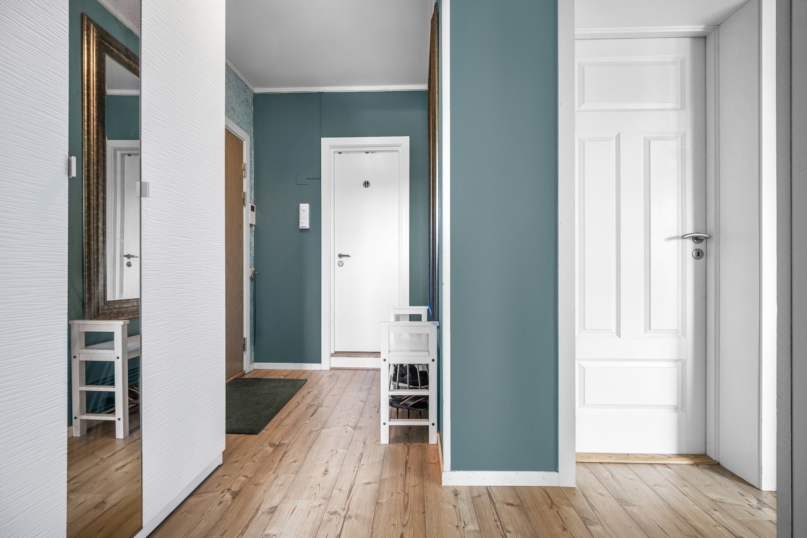 Boligen har et romslig inngangsparti med god plass til å henge fra seg yttertøy og sko. Galleribilde