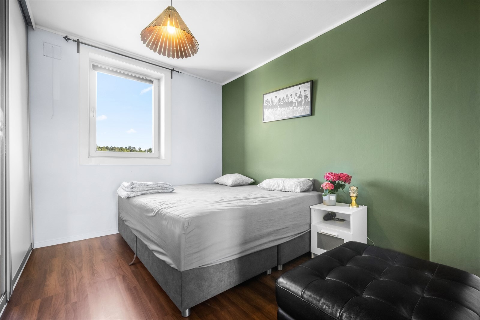 Det er totalt to soverom i boligen. Hovedsoverommet har fin størrelse med god plass til dobbeltseng. Galleribilde