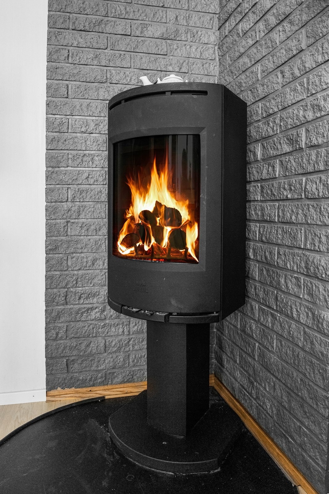 Den stilige peisen gir rikelig med ekstra varme på kjølig kvelder. Galleribilde