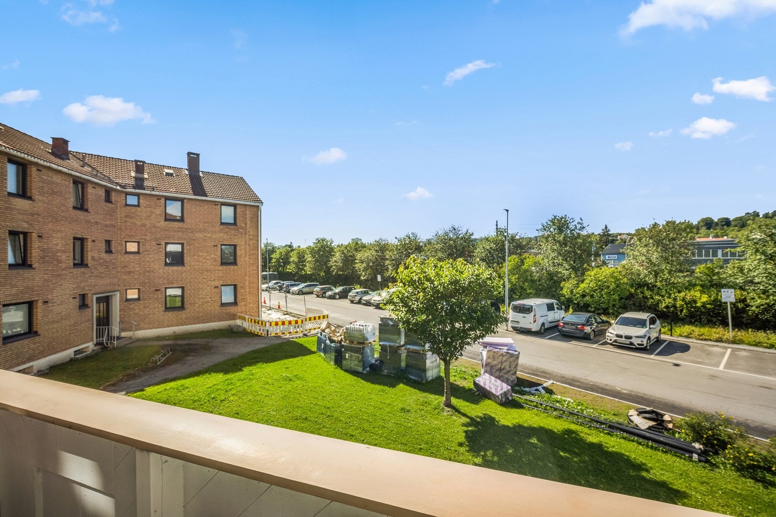 Fra balkongen har du hyggelig utsyn over grøntområder. Galleribilde